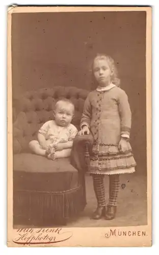 Fotografie Wilhelm Zink, München, Kauffingerstr. 9, Modisch gekleidetes Mädchen mit Kleinkind