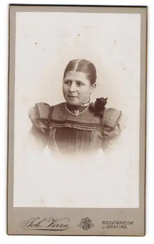 Fotografie Joh. Verra, Rosenheim, Frühlingsstr. 10, Junge Dame mit zurückgebundenem Haar