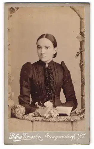 Fotografie Julius Grusche, Neugersdorf i /S., Junge Dame im Rüschenkleid mit einem Buch