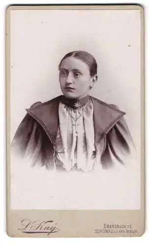 Fotografie L. Kny, Ebersbach i /S., Junge Dame mit Kragenbrosche und Kreuzkette