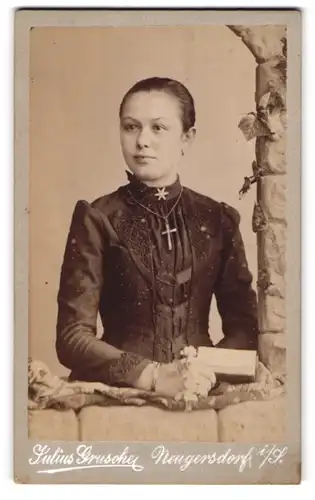Fotografie Julius Grusche, Neugersdorf i /S., Junge Dame im Kleid mit Kreuzkette