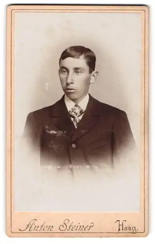 Fotografie Anton Steiner, Haag, Junger Herr im Anzug mit Krawatte
