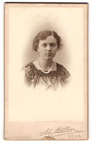 Fotografie Ad. Möller, Nexö, Junge Dame mit zurückgebundenem Haar