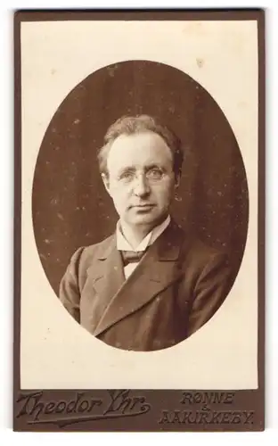Fotografie Theodor Yhr, Rönne, Charmanter Herr im Anzug mit Brille