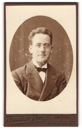 Fotografie Theodor Yhr, Rönne, Charmanter Herr im Anzug mit Brille