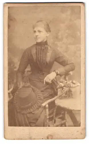 Fotografie Oscar Vogel, Ronneburg, Junge Dame in hübscher Kleidung