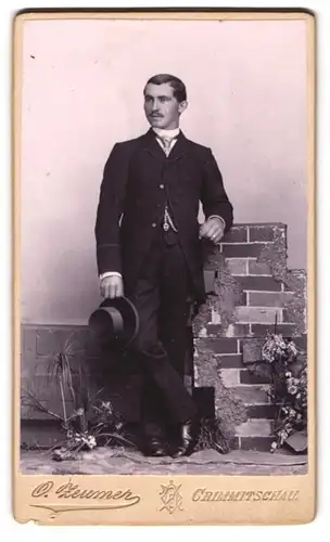 Fotografie Otto Zeumer, Crimmitschau, Jacobsgasse 14, Junger Herr im Anzug mit Krawatte