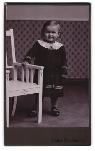 Fotografie Louis Schindhelm, Ebersbach i /S., Kleines Mädchen in hübscher Kleidung