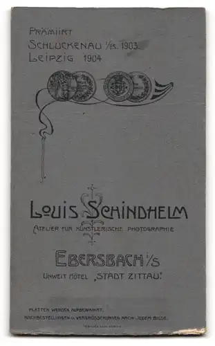 Fotografie Louis Schindhelm, Ebersbach i /S., Kleines Kind im Kleid mit einer Rassel