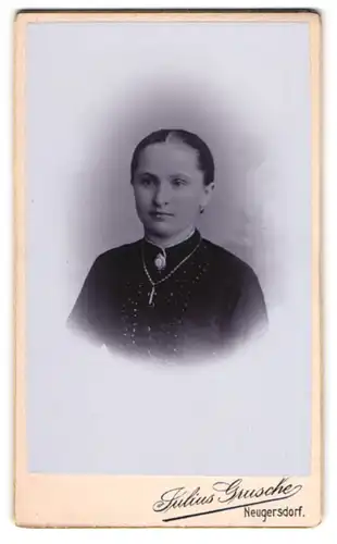Fotografie Julius Grusche, Neugersdorf i /Sachs., Junge Dame mit Kragenbrosche und Kreuzkette