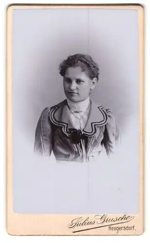 Fotografie Julius Grusche, Neugersdorf i /Sachs., Junge Dame im Kleid mit Kreuzkette