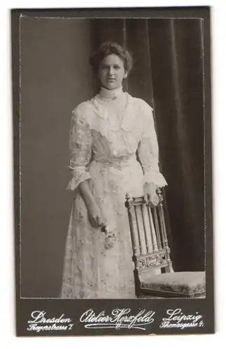 Fotografie Martin Herzfeld, Dresden, Pragerstr. 7, Junge Dame im geblümten Kleid mit einer Rose