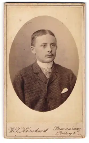Fotografie Wilh. Kleinschmidt, Braunschweig, Bohlweg 8, Junger Herr im karierten Anzug mit Krawatte