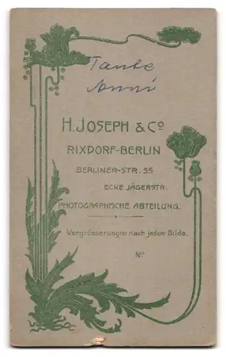 Fotografie H. Joseph & Co., Berlin-Rexdorf, Berliner-Str. 55, Kleines Mädchen im karierten Kleid mit einem Buch