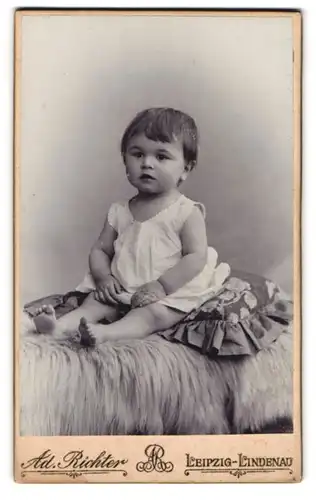 Fotografie Adolph Richter, Leipzig-Lindenau, Merseburger-Str. 61, Süsses Kleinkind im Hemd sitzt auf Fell