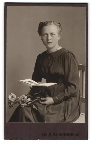 Fotografie Louis Schindhelm, Ebersbach i /S., Junge Dame im Kleid mit einem Buch