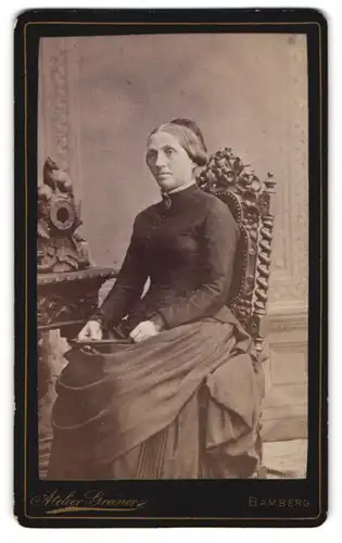 Fotografie Atelier Greiner, Bamberg, Hainstr. 2, Ältere Dame in zeitgenössischer Kleidung