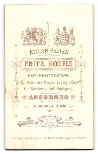 Fotografie Fritz Hoefle, Augsburg, Zeuggasse B. 226, Junge Dame im Kleid mit Kragenbrosche