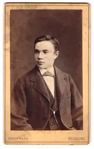 Fotografie Xaver Haas, Augsburg, Junger Herr in modischer Kleidung