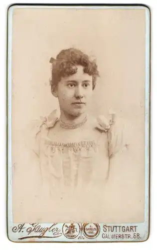 Fotografie Albert Gaugler, Stuttgart, Calwer-Str. 58, Junge Dame im Kleid mit Halskette