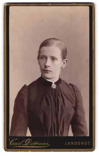 Fotografie Carl Dittmar, Landshut, Junge Dame mit zurückgebundenem Haar
