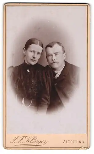 Fotografie J. F. Klinger, Altötting, Paar in festlicher Kleidung