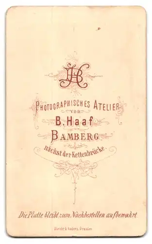 Fotografie B. Haaf, Bamberg, Mädchen in zeitgenössischem Kleid und Stiefeln