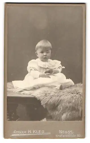 Fotografie Atelier H. Kleu, Neuss, Krefelder Strasse 60, Baby mit Ball im Taufkleid