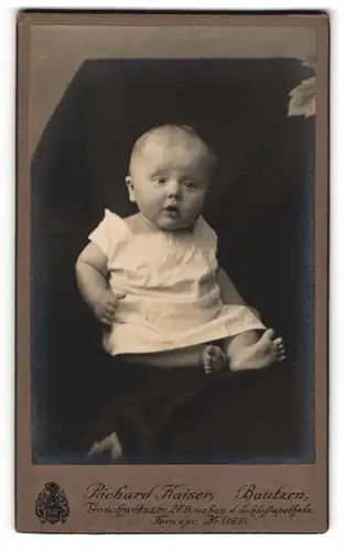 Fotografie Richard Kaiser, Bautzen, Goschwitzstrasse 27a, Baby im kurzen weissen Kleidchen