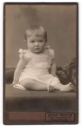 Fotografie Oskar Meister, Bautzen, Seminarstrasse 6, Baby in spitzenverziertem weissem Trägerkleidchen