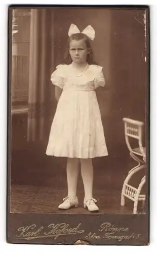 Fotografie Karl Kofoed, Rónne, Mädchen mit grosser weisser Haarschleife in kurzem weissen Kleid