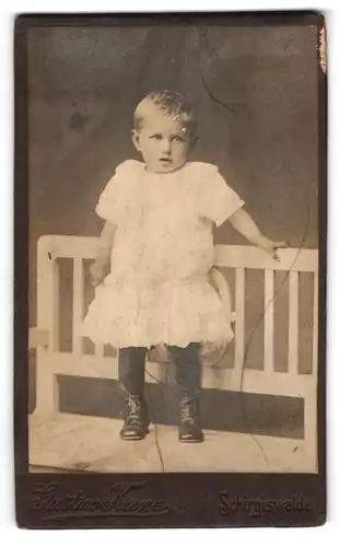 Fotografie Gustav Krenz, Schirgiswalde, Kleines Kind mit kurzen Haaren im weissen Kleidchen