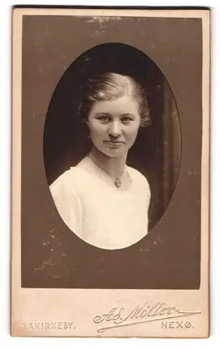 Fotografie Ad. Möller, Nexö, Aakirkeby, Lächelnde junge Frau mit Seitenscheitel und Halskette
