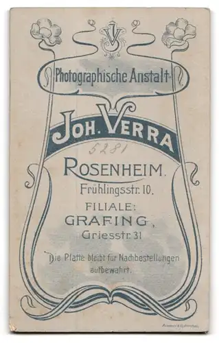 Fotografie Johann Verra, Rosenheim, Frühlingsstrasse 10, Junge Frau mit traurigem Blick in verzierter Bluse