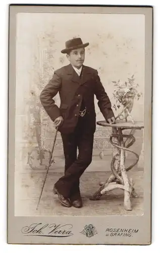 Fotografie Johann Verra, Rosenheim, Frühlingsstrasse 10, Junger Mann im Dreiteiler mit Hut und Spazierstock