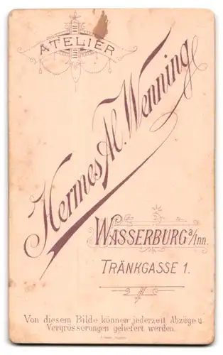 Fotografie H. Al. Wenning, Wasserburg /Inn, Tränkgasse 1, Bürgerlicher im Dreiteiler mit Uhrenkette