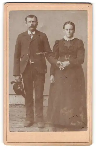 Fotografie Alois Resch, München, Älteres Paar im Sonntagsstaat, Hand in Hand