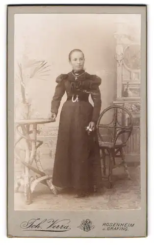 Fotografie Joh. Verra, Rosenheim, Frühlingsstrasse 10, Junge Frau in tailliertem Kleid mit Kreuzkette