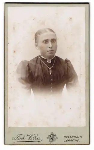 Fotografie Joh. Verra, Rosenheim, Frühlingsstrasse 10, Frau mit streng gescheiteltem Haar und Kreuzkette