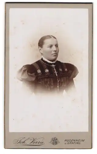 Fotografie Joh. Verra, Rosenheim, Frühlingsstrasse 10, Frau mit streng gescheiteltem Haar und Spitzenkragen
