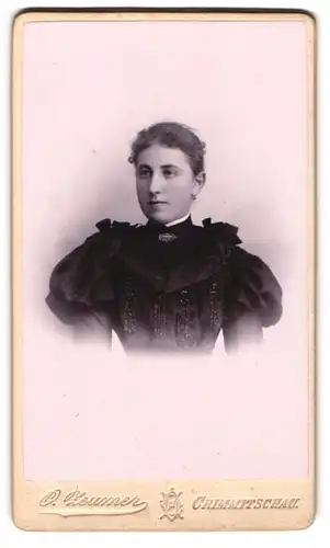 Fotografie Otto Zeumer, Crimmitschau, Jacobsgasse 14, Junge Frau mit Brosche im Rüschenkleid