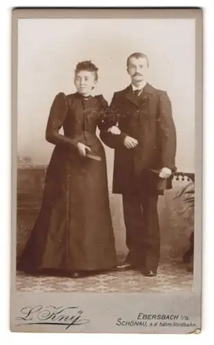 Fotografie L. Kny, Ebersbach, Untergehaktes Paar in festlicher Kleidung