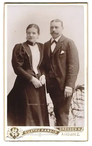Fotografie Gustav Karsch, Dresden, Antonstrasse 2, Freundlich blickendes Paar im Sonntagsstaat