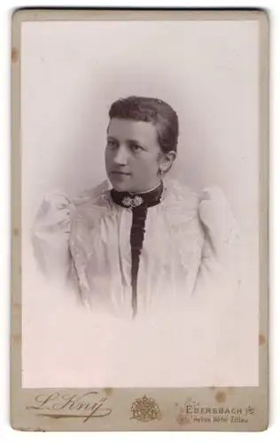 Fotografie L. Kny, Ebersbach, Junge Frau mit Stirnlocken und Edelweissbrosche