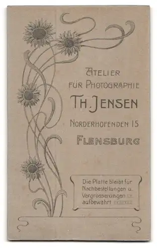 Fotografie Th. Jensen, Flensburg, Norderhofenden 15, Eleganter Herr m. Schnurrbart u. Dame im gerüschten Kleid