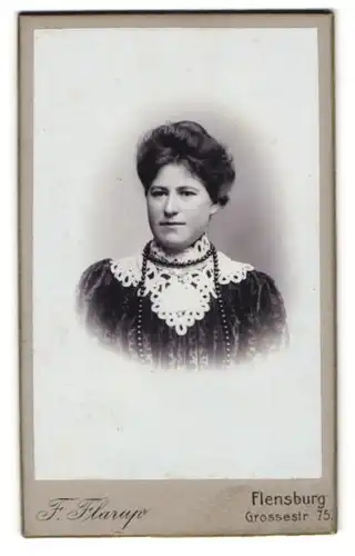 Fotografie F. Flarup, Flensburg, Grossestrasse 75, Bürgerliche Dame mit Perlenkette