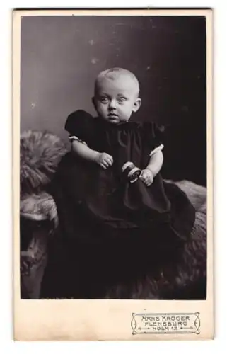 Fotografie Hans Kröger, Flensburg, Holm 12, Baby im schwarzen Kleidchen