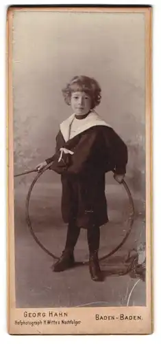 Fotografie Georg Hahn, Baden-Baden, Junge im Matrosenanzug mit Reifen