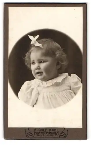 Fotografie Rudolf Kahl, Pasing-München, Münchnerstrasse 2, Kleines Mädchen mit Schleife im Haar