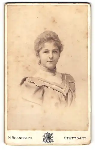 Fotografie H. Brandseph, Stuttgart, Marienstrasse 36, Junge Dame mit hochgeschlossenem Kleid